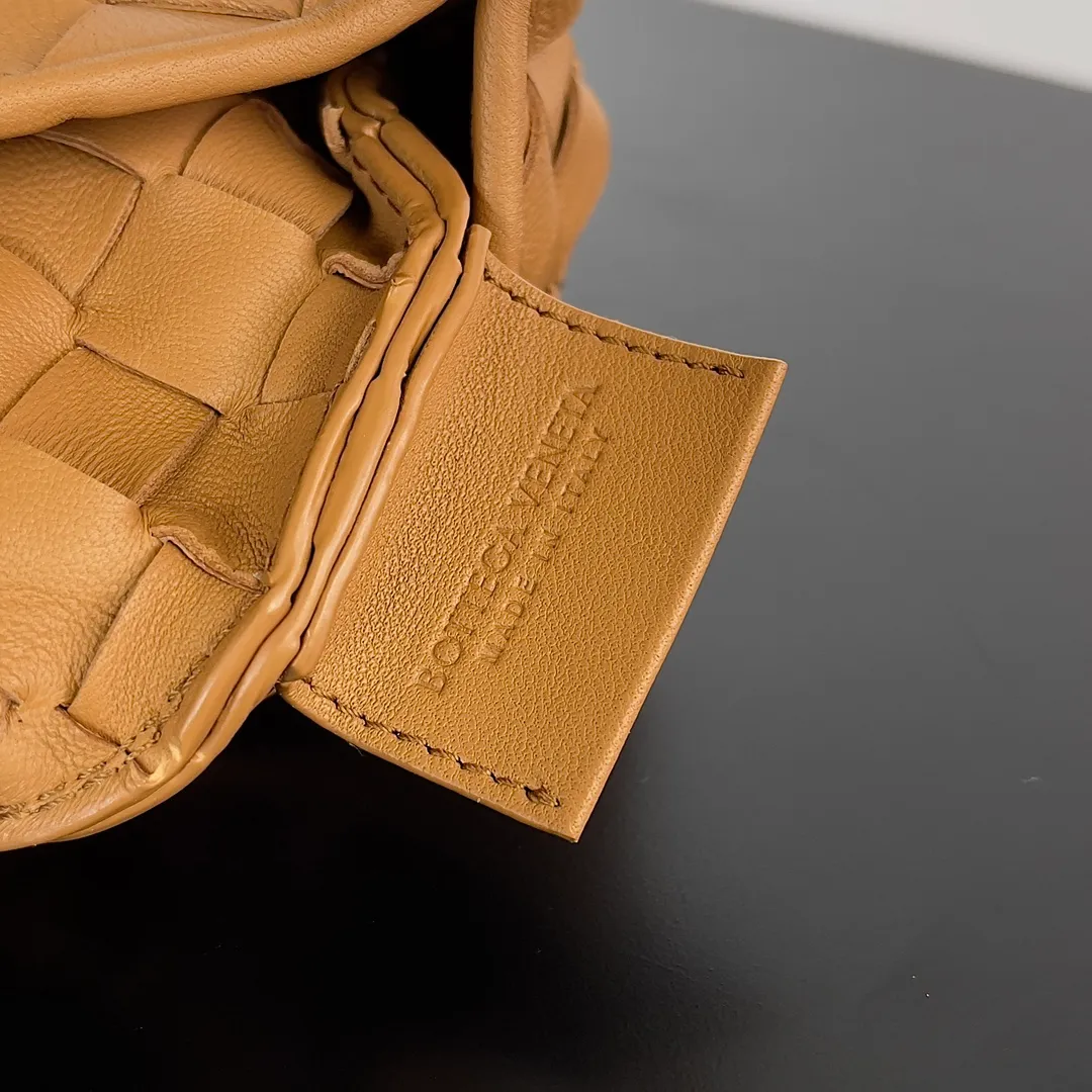 Batch of 1260 BV Mini Sardine is coming‼ ️Super high-end, stainless steel hardware + 24k real gold plating process, fish scales (concave and convex positions) are the finishing touch, the sardine bag that can be carried cross-body is completely beautiful to the heart. The metal element handle and the weaving are perfectly combined to completely integrate the artistic sense and elegance and fashion. It is really like a work of art🏺The large size is elegant, the small size is exquisite and cute, a must-have item for fashionistas, and the details are perfectly reproduced. Style number: 744267 Size 20*12*2.5